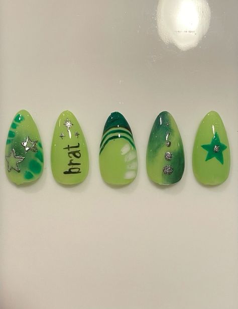 Green blooming gel nails inspired by Charli XCX with summer-themed nail art